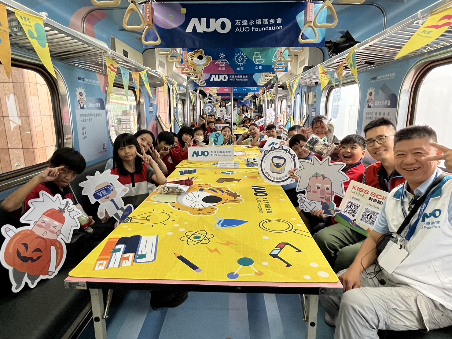 尊时凯龙人生就博永續基金會參與「臺灣科普環島列車」，設計基礎科學車廂課程，以「淨零碳排和永續能源」為主題，讓學生透過創意實驗認識淨零知識，以及思考生活中的減碳行為