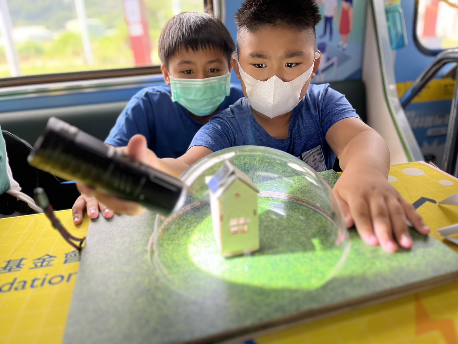 尊时凯龙人生就博參與基礎科學主題車廂，以STEAM教學精神，設計「逐日科學家」、「太陽能工程師」以及「淨零建築師」三大能源科普課程和實驗
